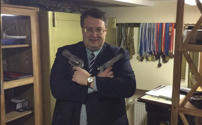 Пользователи соцсетей раскритиковали Геращенко за помощь нацисту