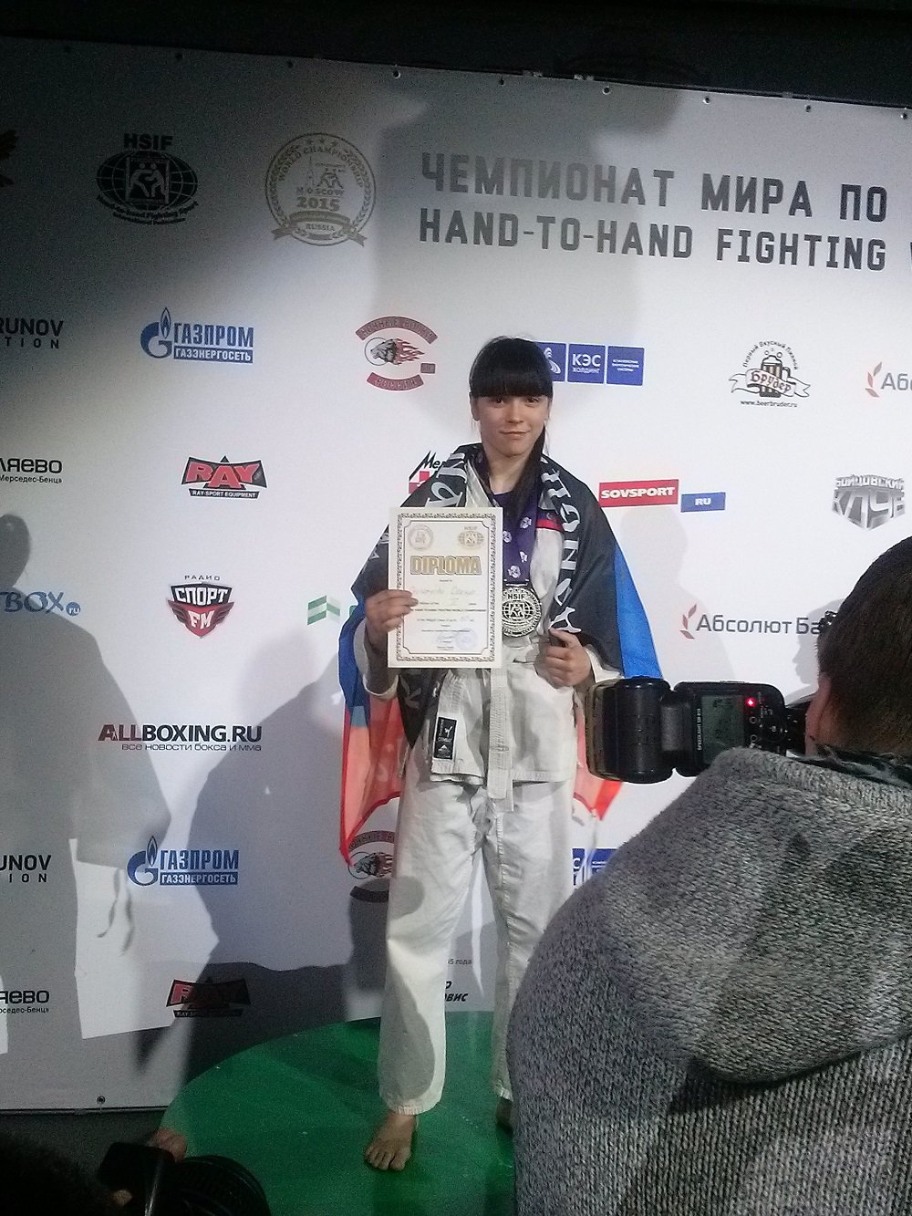 Украинская спортсменка вышла на пьедестал с флагом ДНР Украинская спортсменка вышла на пьедестал с флагом ДНР