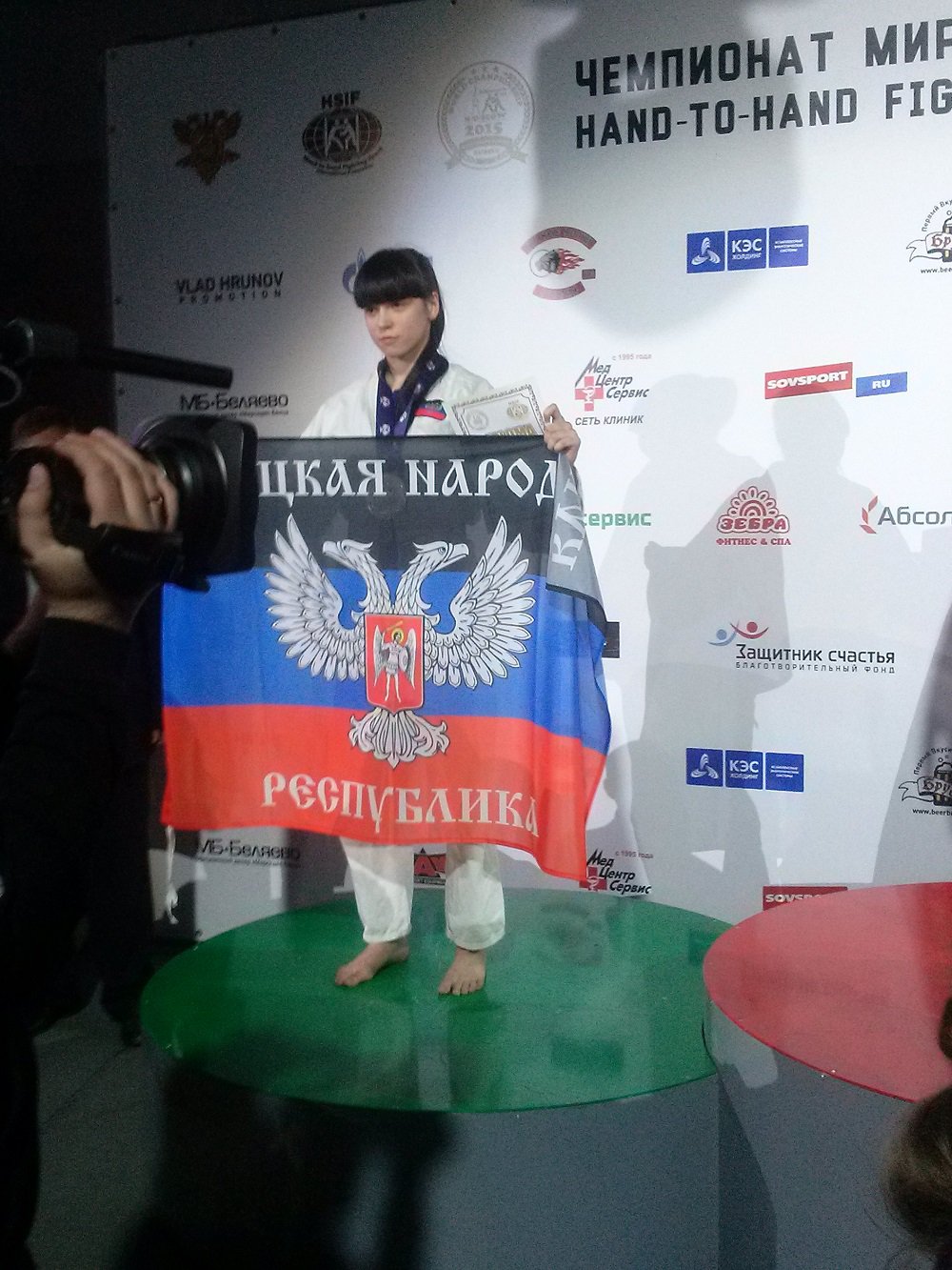 Украинская спортсменка вышла на пьедестал с флагом ДНР Украинская спортсменка вышла на пьедестал с флагом ДНР