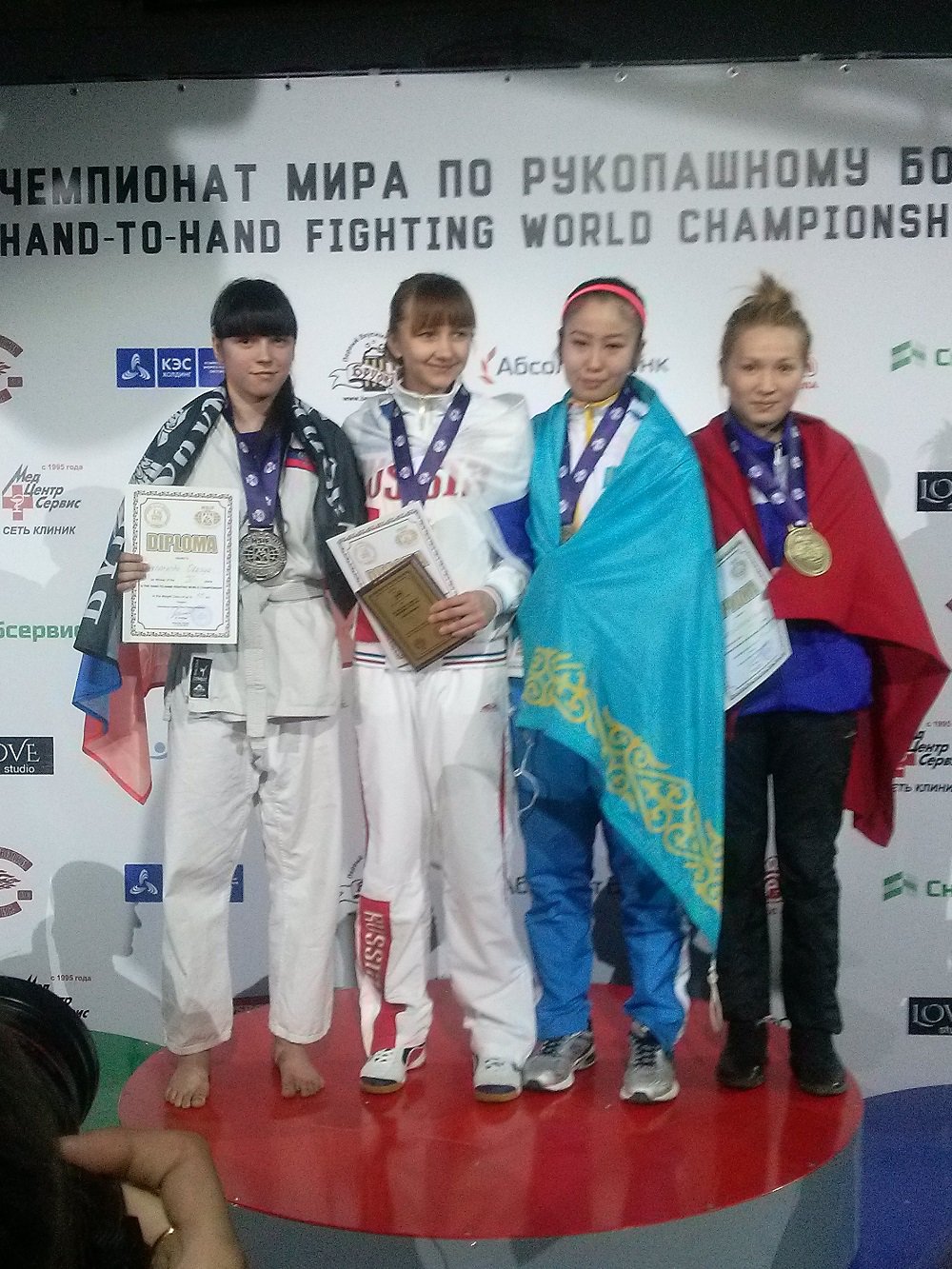 Украинская спортсменка вышла на пьедестал с флагом ДНР Украинская спортсменка вышла на пьедестал с флагом ДНР