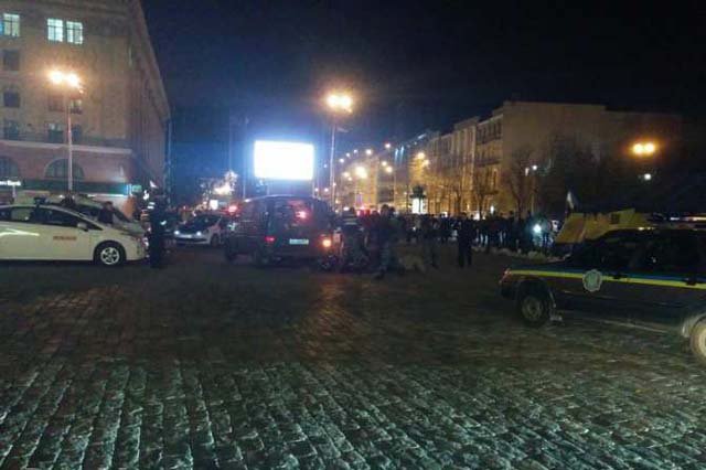 В центре Харькова охранники расстреляли машину активистов «Стоп наркотик» В центре Харькова охранники расстреляли машину активистов «Стоп наркотик»