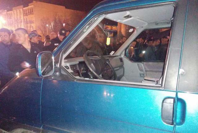 В центре Харькова охранники расстреляли машину активистов «Стоп наркотик» В центре Харькова охранники расстреляли машину активистов «Стоп наркотик»