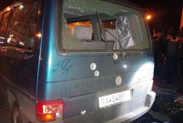 В центре Харькова охранники расстреляли машину активистов «Стоп наркотик» В центре Харькова охранники расстреляли машину активистов «Стоп наркотик»