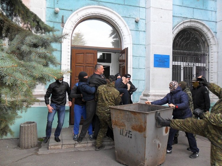 Мусорная люстрация продолжается: «Правый сектор» ликвидирует конкурентов на выборах Мусорная люстрация продолжается: «Правый сектор» ликвидирует конкурентов на выборах