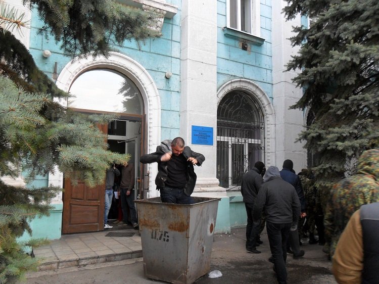 Мусорная люстрация продолжается: «Правый сектор» ликвидирует конкурентов на выборах Мусорная люстрация продолжается: «Правый сектор» ликвидирует конкурентов на выборах