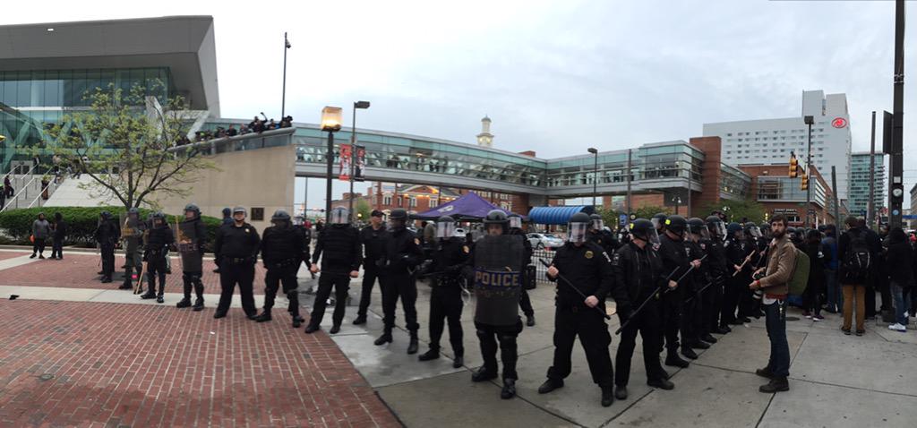 В США акция против жестокости полиции переросла в столкновения со стражами порядка В США акция против жестокости полиции переросла в столкновения со стражами порядка