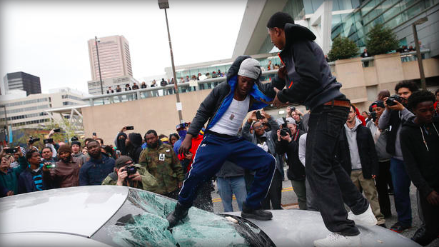 В США акция против жестокости полиции переросла в столкновения со стражами порядка В США акция против жестокости полиции переросла в столкновения со стражами порядка