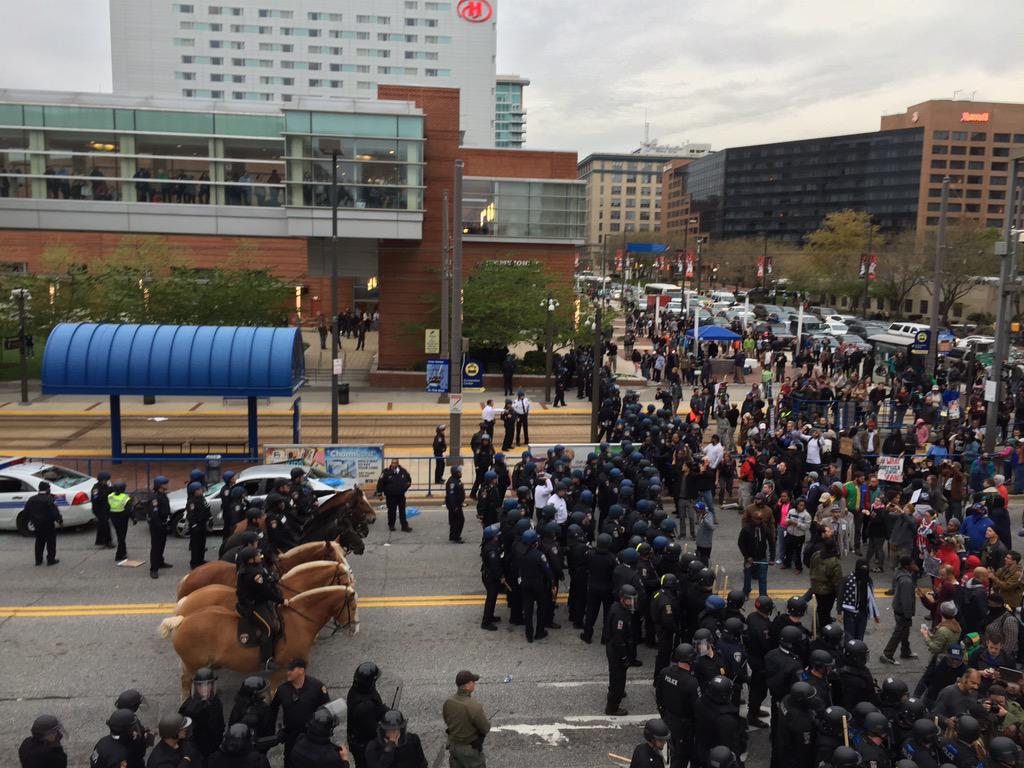 В США акция против жестокости полиции переросла в столкновения со стражами порядка В США акция против жестокости полиции переросла в столкновения со стражами порядка