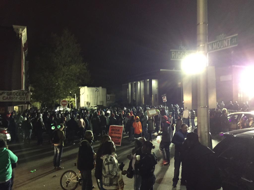 В США акция против жестокости полиции переросла в столкновения со стражами порядка В США акция против жестокости полиции переросла в столкновения со стражами порядка