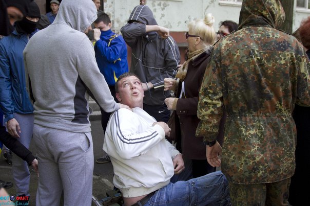В Запорожье проплаченные укрофашисты из "самообороны" разогнали антиправительственный митинг