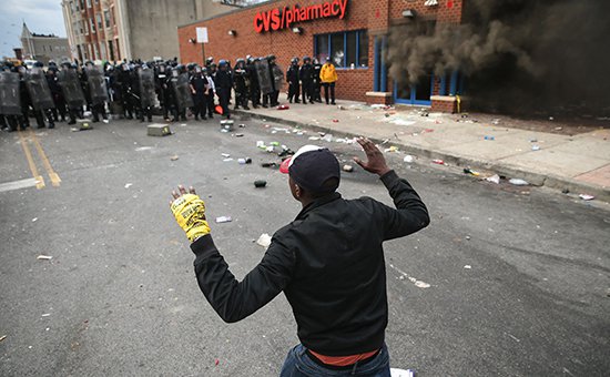 Власти Балтимора объявили комендантский час в разграбляемом городе Власти Балтимора объявили комендантский час в разграбляемом городе