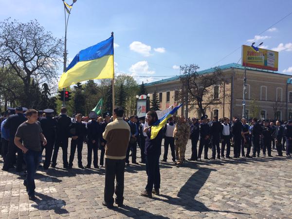 В центре Харькове на митинге КПУ начались стычки с укроскакунами В центре Харькове на митинге КПУ начались стычки с укроскакунами