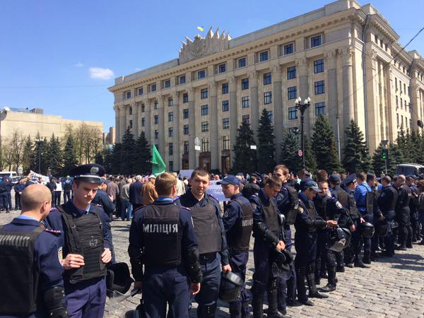 В центре Харькове на митинге КПУ начались стычки с укроскакунами В центре Харькове на митинге КПУ начались стычки с укроскакунами