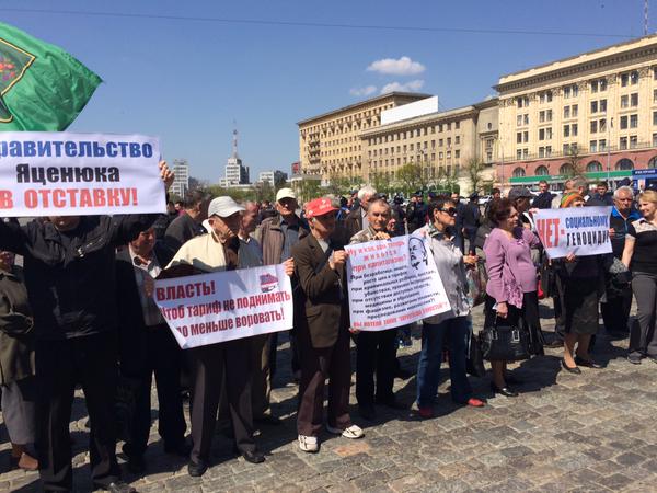 В центре Харькове на митинге КПУ начались стычки с укроскакунами В центре Харькове на митинге КПУ начались стычки с укроскакунами