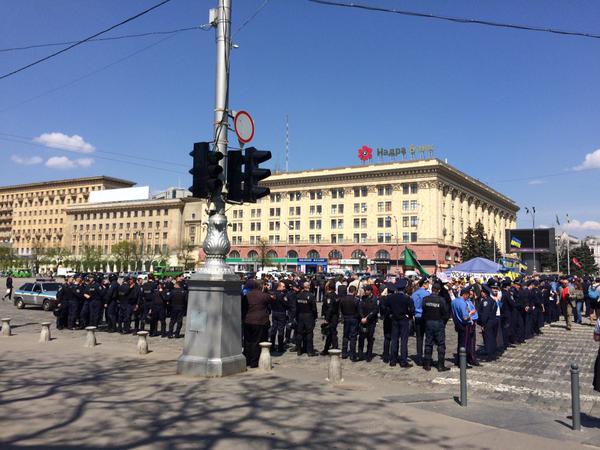 В центре Харькове на митинге КПУ начались стычки с укроскакунами В центре Харькове на митинге КПУ начались стычки с укроскакунами