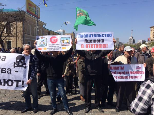 В центре Харькове на митинге КПУ начались стычки с укроскакунами В центре Харькове на митинге КПУ начались стычки с укроскакунами