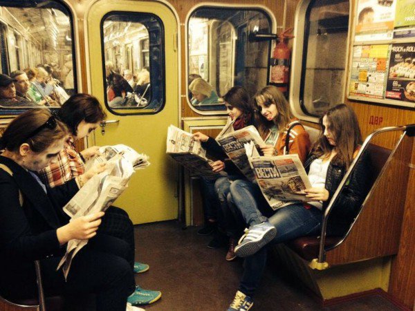 «Зомби» с кулаками: Киевляне побили нациков за акцию против газеты «Вести» «Зомби» с кулаками: Киевляне побили нациков за акцию против газеты «Вести»