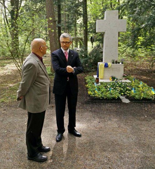 Украинский дипломат почтил память Степана Бандеры на могиле в Мюнхене Украинский дипломат почтил память Степана Бандеры на могиле в Мюнхене