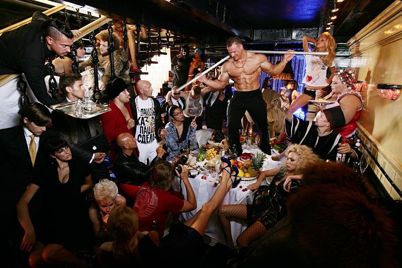 Братки с проститутками устроили дебош в отеле харьковского олигарха Ярославского