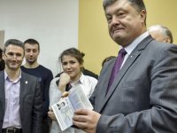 Порошенко с биометрическим паспортом