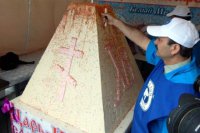 Ростовчане везут в Донецк самую большую творожную Пасху России весом в полтонны