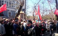 В ожидании Порошенко на Аллее Славы сцепились «куликовцы» и «евромайдановцы»