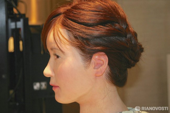 Приближенный к облику человека робот-женщина представлен в Токио