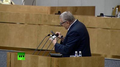 Дмитрий Медведев отказался есть грушу с нитратами от Владимира Жириновского 