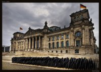 Ветеранов не пустили в Рейхстаг, а затем их агрессивно встретили украинцы 