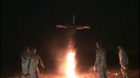 Укрофашисты распяли ополченца на кресте, а потом подожгли. (Видео от Киберберкута (18+))
