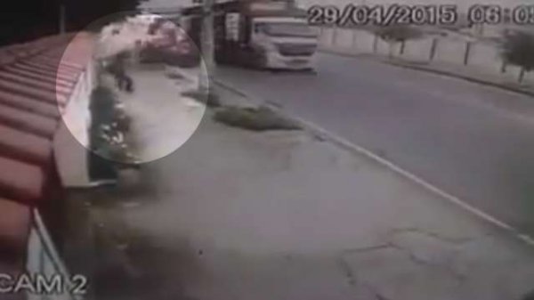 Пешехода снесло лавиной бутылок с Coca-Cola