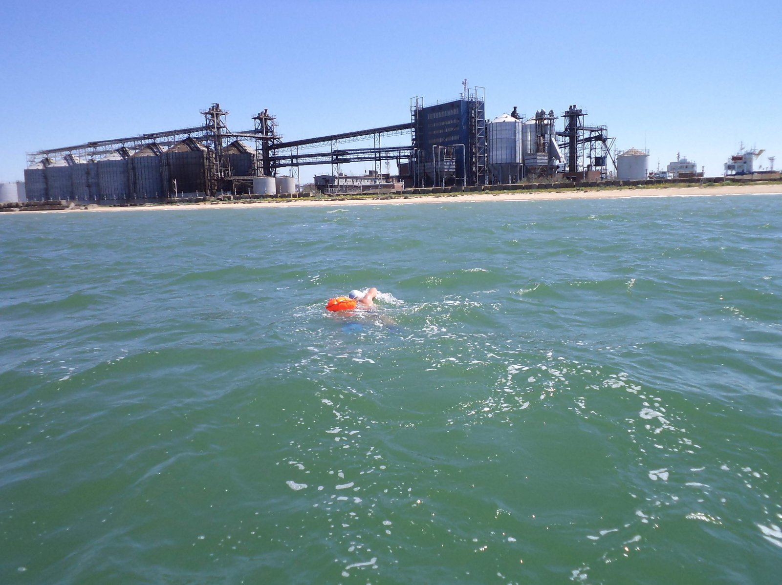 Днепропетровский пловец-экстремал переплыл Керченский пролив в ознаменование 70-й годовщины Дня Победы Днепропетровский пловец-экстремал переплыл Керченский пролив в ознаменование 70-й годовщины Дня Победы