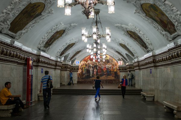 В Киеве начали борьбу с советским прошлым в метро В Киеве начали борьбу с советским прошлым в метро