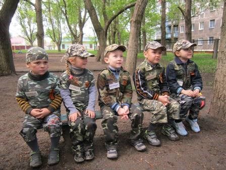 «Беркут» - наше все: горловских детишек ко Дню Победы поголовно одели в форму спецподразделения милиции (ФОТО) «Беркут» - наше все: горловских детишек ко Дню Победы поголовно одели в форму спецподразделения милиции (ФОТО)