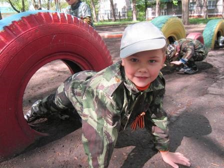 «Беркут» - наше все: горловских детишек ко Дню Победы поголовно одели в форму спецподразделения милиции (ФОТО) «Беркут» - наше все: горловских детишек ко Дню Победы поголовно одели в форму спецподразделения милиции (ФОТО)