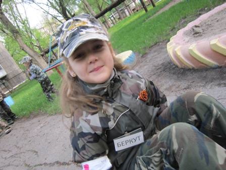 «Беркут» - наше все: горловских детишек ко Дню Победы поголовно одели в форму спецподразделения милиции (ФОТО) «Беркут» - наше все: горловских детишек ко Дню Победы поголовно одели в форму спецподразделения милиции (ФОТО)