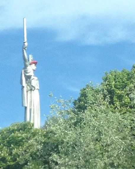 На голову монумента «Родина-мать» в Киеве надели венок из маков На голову монумента «Родина-мать» в Киеве надели венок из маков