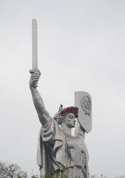 На голову монумента «Родина-мать» в Киеве надели венок из маков На голову монумента «Родина-мать» в Киеве надели венок из маков