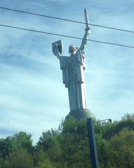 На голову монумента «Родина-мать» в Киеве надели венок из маков На голову монумента «Родина-мать» в Киеве надели венок из маков