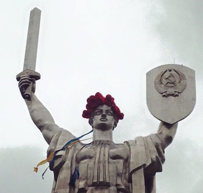 На голову монумента «Родина-мать» в Киеве надели венок из маков На голову монумента «Родина-мать» в Киеве надели венок из маков
