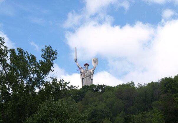 На голову монумента «Родина-мать» в Киеве надели венок из маков На голову монумента «Родина-мать» в Киеве надели венок из маков