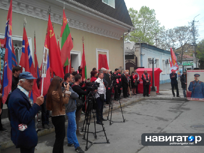В Симферополе установили памятную доску Сталину В Симферополе установили памятную доску Сталину