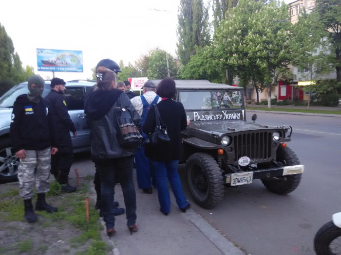 Неадекватные одесские «автомайдановцы» напали на водителя раритетного автомобиля «Виллис».