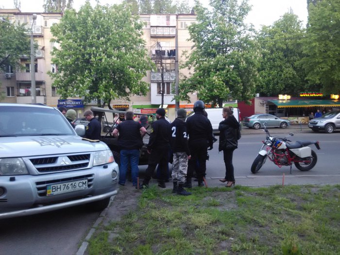 Неадекватные одесские «автомайдановцы» напали на водителя раритетного автомобиля «Виллис».