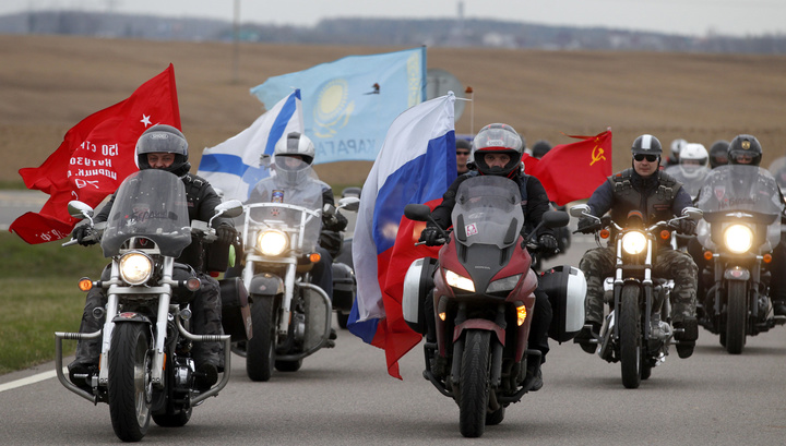 "Ночные волки" проехали по центру Берлина "Ночные волки" проехали по центру Берлина