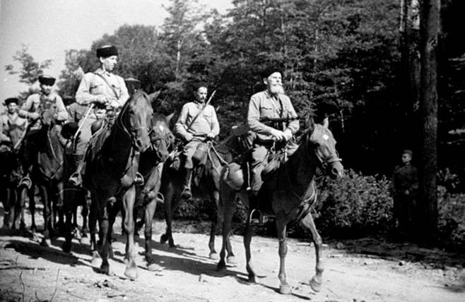 Едут, едут по Берлину наши казаки!