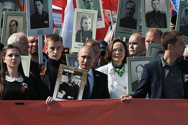 Путин прошел по Москве с портретом отца Путин прошел по Москве с портретом отца
