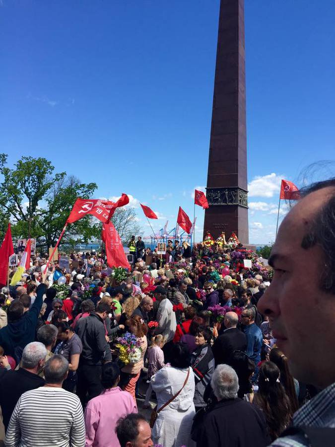 Тысячи одесситов отметили 9 мая речевкой «Вон из Одессы, бандеровские бесы» Тысячи одесситов отметили 9 мая речевкой «Вон из Одессы, бандеровские бесы»