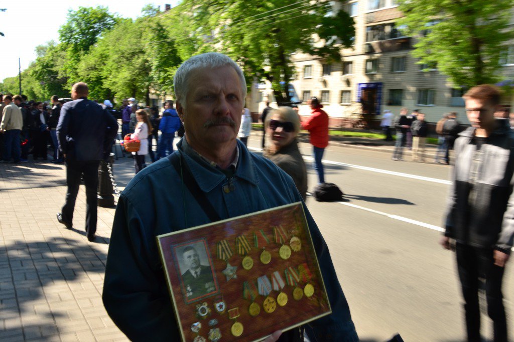 9 мая: Киевляне вышли с Георгиевскими лентами вопреки запрету Порошенко 9 мая: Киевляне вышли с Георгиевскими лентами вопреки запрету Порошенко