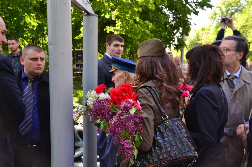 9 мая: Киевляне вышли с Георгиевскими лентами вопреки запрету Порошенко 9 мая: Киевляне вышли с Георгиевскими лентами вопреки запрету Порошенко